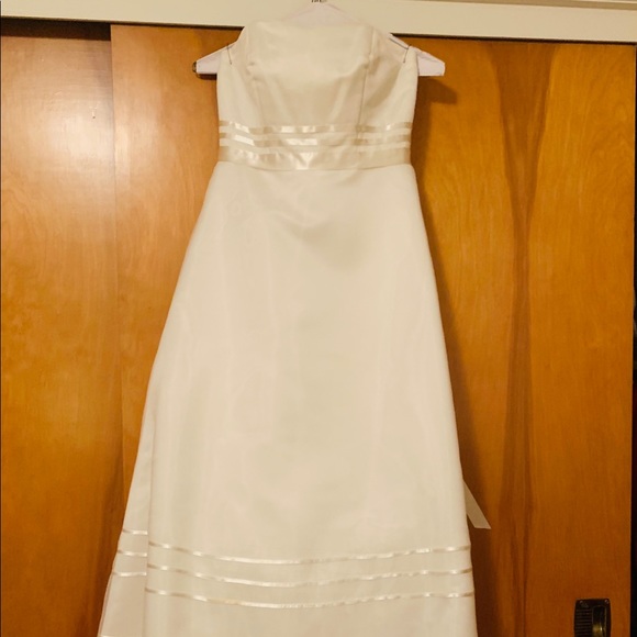 Simple but cute wedding dress - Picture 3 of 4